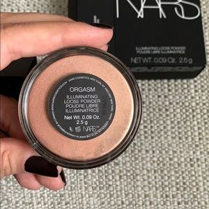 NARS illuminating loose powder- Orgasm
